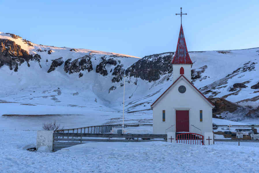 Islandia 136 - reserva natural de Dyrhólaey - Reyniskirkja.jpg
